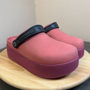 crocs women’s dylan platform clog strawberry wine